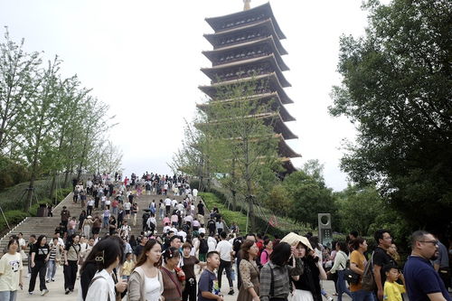 假日经济新景象 假期前三天国内游3.95亿人次，文旅商联动激活消费活力
